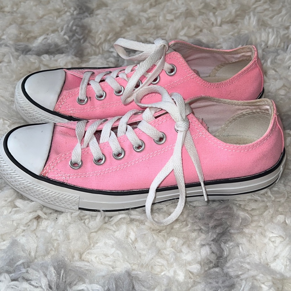 Converse Pink Low Top Sneakers Women’s 7 / Men’s 5